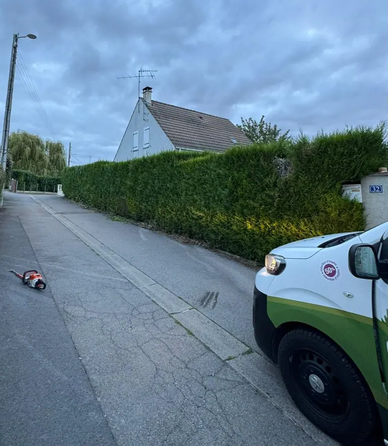 Avant : Haie avant taille devant une maison, camionnette CZR garée sur le côté